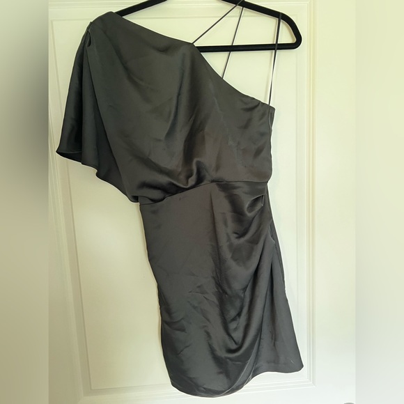 Stunning one shoulder black satin mini DYNAMITE dress - Picture 2 of 4